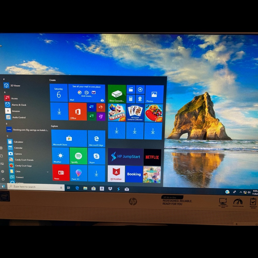 White All-in-one HP electronic computer. Great for students or work from home.